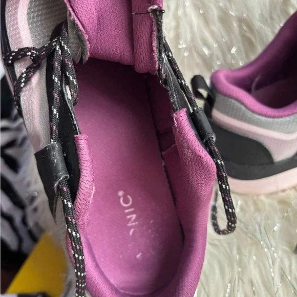 VIONIC Black and Pink Low-Top Sneakers with Rubber Sole - Picture 8 of 13